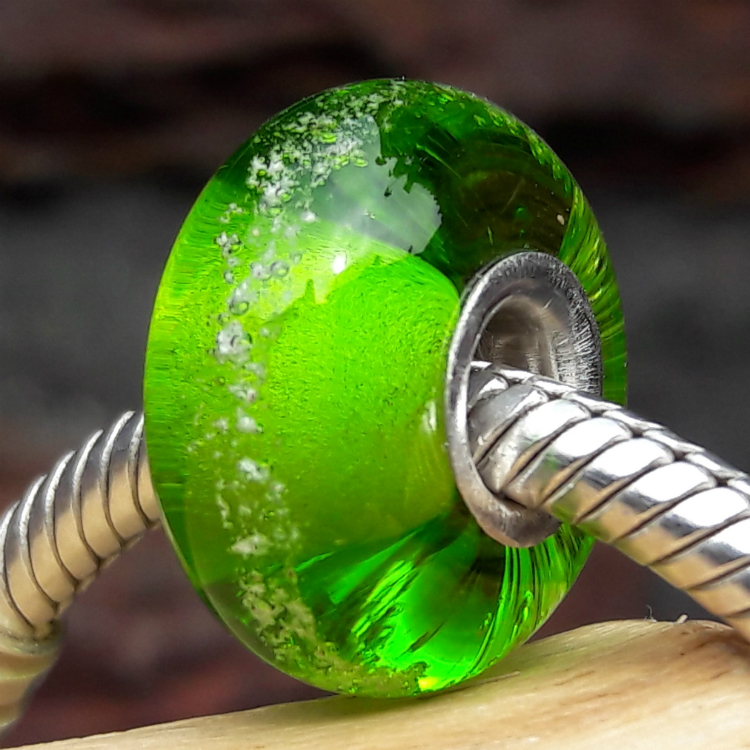 Verborgen schuld Vlak Glasbedel Pandora style in Groene kleur met deeltjes crematie-as