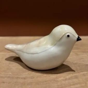 Vogel urn Annabel in crèmekleurig wit en bruin