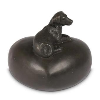 Hond in mand urn in brons (450ml)